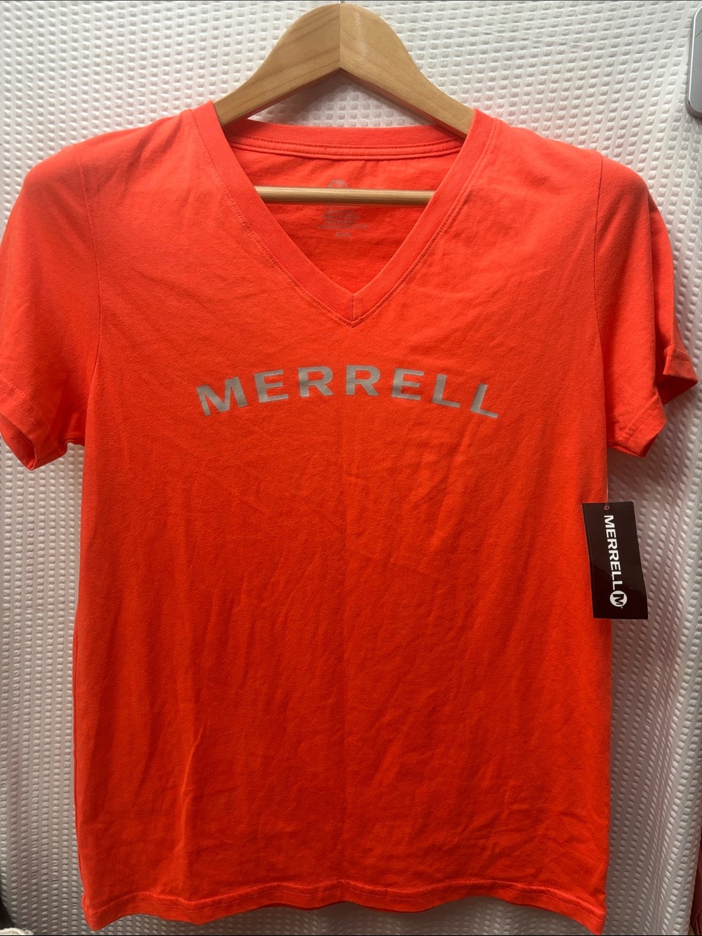 Merrell women's fiery coral arch logo v-neck t-shirt
